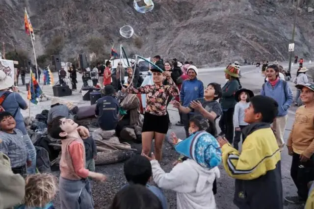 पुरमामार्का में एक बैरिकेड पर बच्चों के मनोरंजन के लिए सांस्कृतिक कार्यक्रम भी रखा गया. 