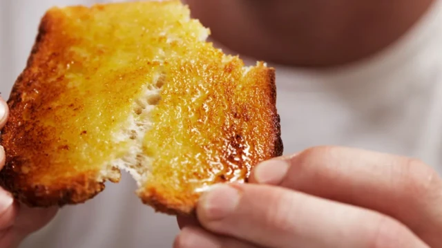 Yağlı bir dilim kızarmış ekmek 