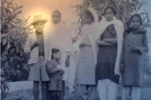 नयनिका के बुजुर्गों की तस्वीर 