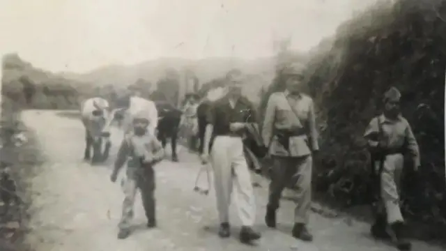 Carlos Arturo kecil bersama beberapa tentara di Tolima, Kolombia.