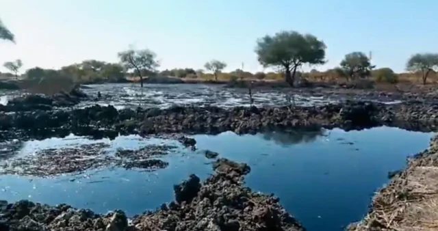 ጎርፍ ላይ የአካባቢ ብክለትና የነዳጅ ተረፈ ምርት ተደማምረው “ዝምተኛ ገዳይ” ሆነዋል።