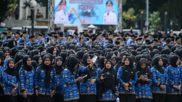 Pegawai Pemerintah dengan Perjanjian Kerja (PPPK) berfoto sebelum mengikuti pelantikan di Kota Serang, Banten, Kamis (23/10/2025).