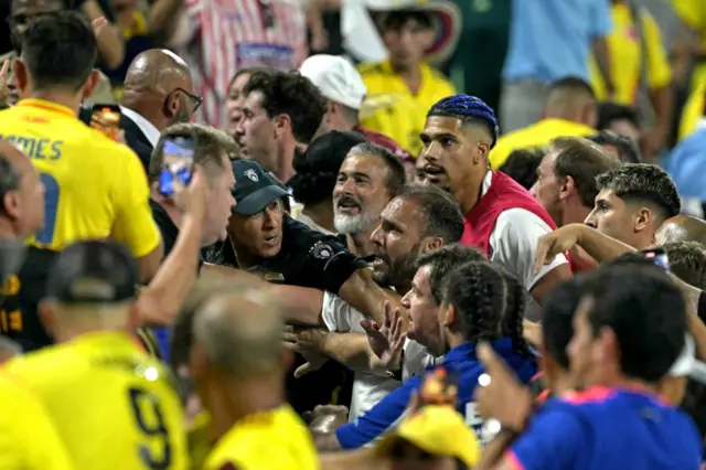 Ronald Araújo (con el pelo teñido de azul) participa en la escaramuza