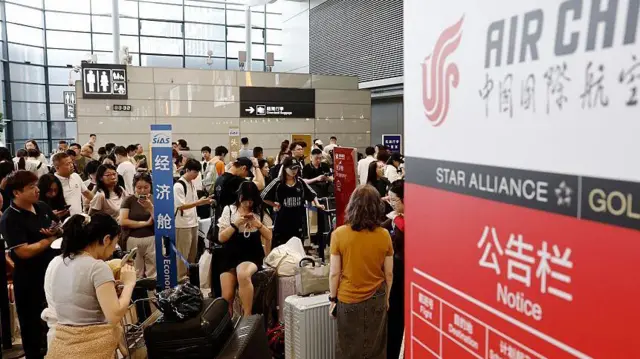 2026年8月9日,旅客在上海虹橋國際機場2號航廈等待提取托運行李。