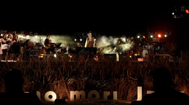 Saat lagu "Sinaran" mulai mengalun di ujung penampilannya, sontak penonton turut menyanyikan lagu ceria yang memadukan jazz dan pop ini.