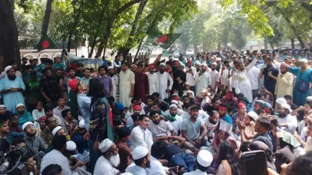 আওয়ামী লীগ নিষিদ্ধের দাবিতে শুক্রবার সকালে প্রধান উপদেষ্টার কার্যালয়ের সামনে এনসিপিসহ বিভিন্ন রাজনৈতিক দলের অবস্থান
