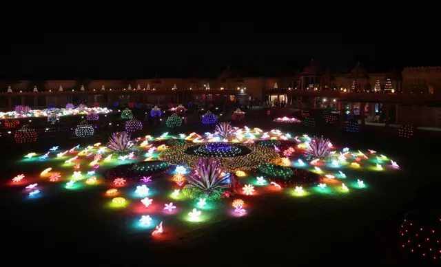 گاندیناگار، هند؛ نمایی از معبد آکشاردهام، در شب دیوالی