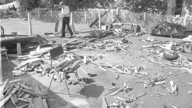 विस्फोट के बाद माउंटबेटन की क्षत-विक्षत नौका 