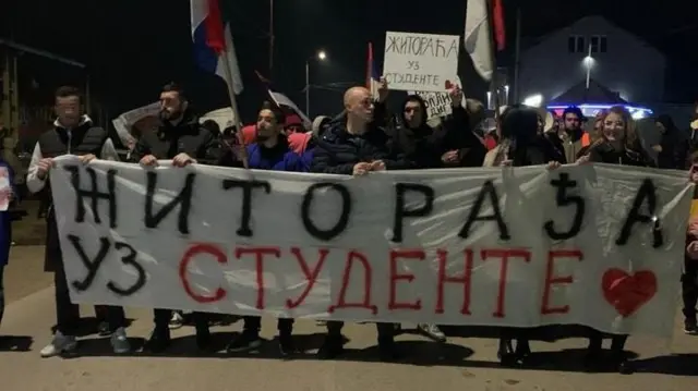 Мештани Житорађе са транспарентом - Житорађа је уз студенте