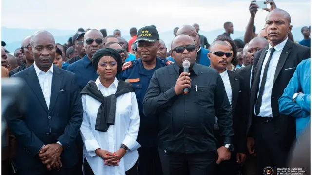 Minisitiri Shabani (ufite indangururamajwi) ari ku cyambu cya Kituku hafi ya Goma 