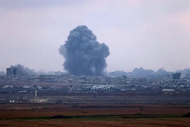 صورة مأخوذة من موقع على حدود إسرائيل مع قطاع غزة تظهر تصاعد أعمدة الدخان في الأراضي الفلسطينية المحاصرة نتيجة الغارات الإسرائيلية بتاريخ 10 يونيو/حزيران 2025.