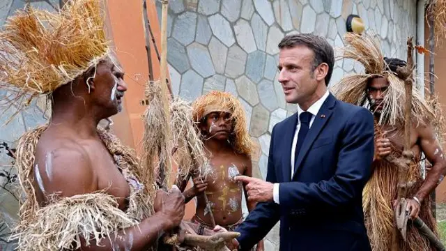 නව කැලිඩෝනියාවේදී සාම්ප්‍රදායික නර්ථන ශිල්පීන් විසින් ප්‍රංශ ජනාධිපතිවරයා පිළිගත් අයුරු