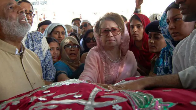 বাংলাদেশের সাবেক প্রধানমন্ত্রী ও দেশটির বিরোধীদলীয় নেত্রী খালেদা জিয়া ২০১২ সালের পয়লা নভেম্বর আজমিরে খাজা মঈনুদ্দিন চিশতীর মাজার জিয়ারত করেন। ২৮শে অক্টোবর থেকে শুরু হওয়া সপ্তাহব্যাপী ভারত সফরে ছিলেন তিনি।