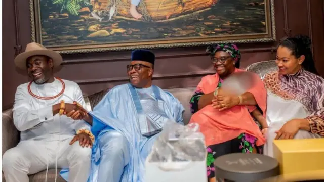 Akwụkwọozi Emmanuel Uduaghan bụ Chief obodo Warri dị na Delta Steeti, kwuru na ihe mere o ji tinye ọnụ n'ọkwụ ahụ bụ maka na enweela ọtụtụ ihe na-apụta kemgbe okwu ahụ dị n'etiti nwunye ya na Sịnetọ Akpabio malitere.