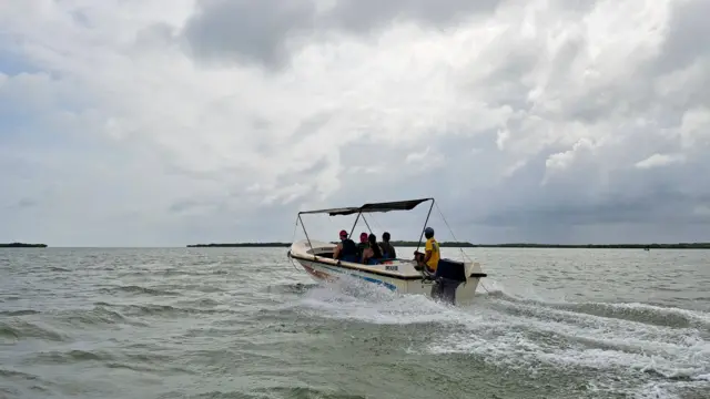 නිරිතදිග මෝසමත් සමඟ වාරකන් කාලය එළැඹී තිබුණෙන් අප ගමන් කිරීමට බලාපොරොත්තු වූ සුන්දර වෙරළ තීරයට යාමට අප තෝරාගත්තේ මුහුද හරහා යාම නොව කළපුව හරහා බෝට්ටුවෙන් යාමටයි.