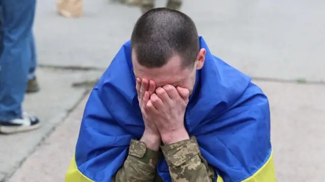 Український військовий з прапором 