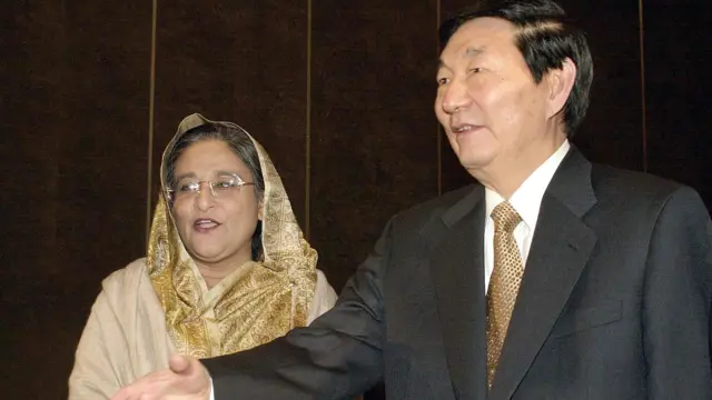 ঝু রংজি-র ঢাকা সফরে তার সঙ্গে সে সময়ের বিরোধী নেত্রী শেখ হাসিনা। জানুয়ারি, ২০০২