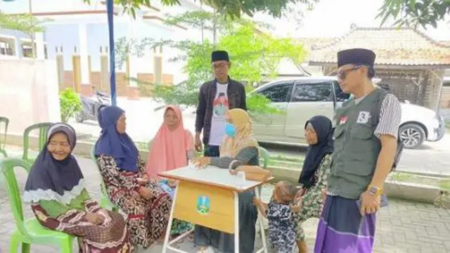 Caleg PDIP, Badri (berdiri dan pakai jaket) saat acara pengobatan gratis di Dusun Sumberanyar Desa Larangan Tokol, Kecamatan Tlanakan, Pamekasan