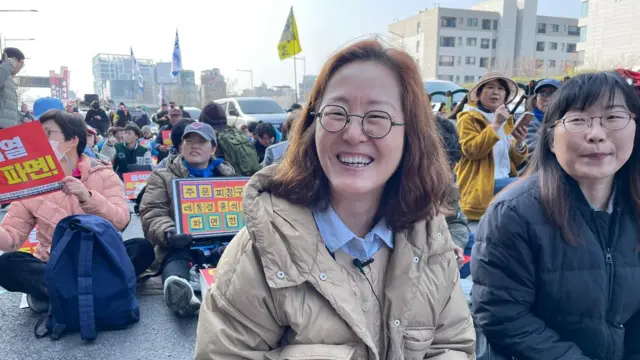 집회 현장에 앉아 있는 이미영 씨