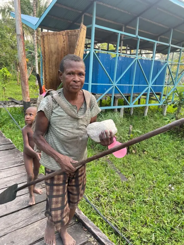 Pangkur sagu, sagu, Kampung As, Kampung Atat, Distrik Pulau Tiga, Asmat, gizi buruk