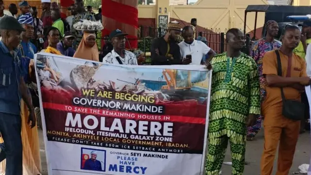 Ọ̀pọ̀ àwọn oluwode dúró síwájú ọ́ọ́fìsì gómìnà Makinde, gbé oniruuru àkọlé lọwọ 