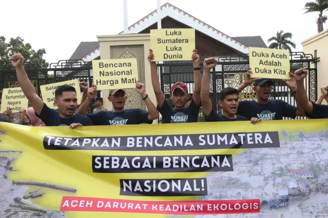 Aktivis lingkungan dan mahasiswa yang tergabung dalam koalisi masyarakat sipil menggelar aksi damai memprotes penanganan bencana alam di Banda Aceh, Aceh, Selasa (16/12/2025). Koalisi masyarakat sipil Aceh mendesak pemerintah menetapkan status bencana nasional dan mempercepat penanganan bencana hidrometeorologi di Provinsi Aceh, Sumatera Utara dan Sumatera Barat yang telah mengakibatkan 1.030 orang meninggal dunia, 205 orang hilang dan 7.000 orang cedera.
