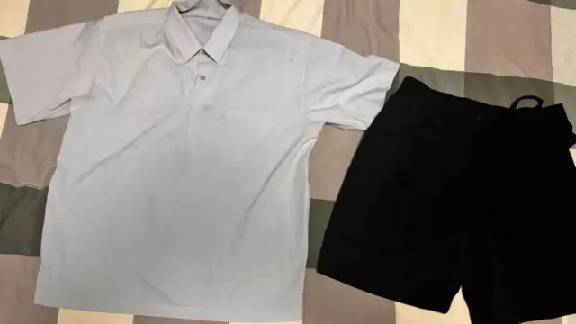 床單上鋪著一條短褲和一件襯衫