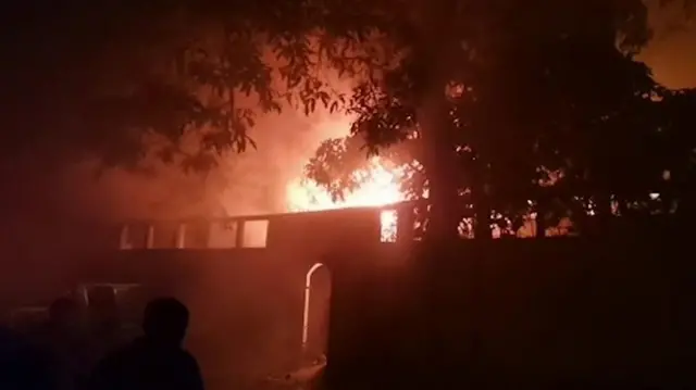 Inzu y'umushikiranganji wa mbere wa Sri Lanka Ranil Wickremesinghe yaraturiwe 