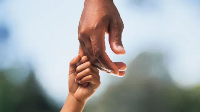 ርህሩህን እወታዊን ኣተዓባብያ፡ ቆልዑ ስምዒታቶም ክገልጹን ክቆጻጸሩን ከም ዘተባብዕ ክኢላታት ይገልጹ