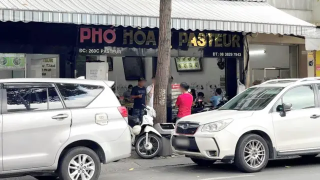 Quán phở Hòa Pasteur (quận 1) lấn chiếm vỉa hè và lòng đường Pasteur được giải Bib Gourmand 