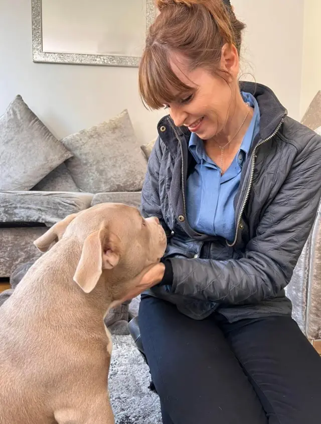 فيكتوريا ستيلويل خبيرة سلوك الكلاب وجرو من نوع "إكس أل بولي"