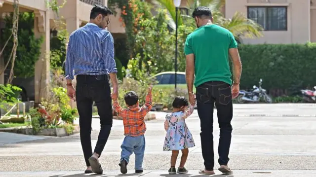 समलिंगी जोडप्यांना मुलं दत्तक घेण्याचा अधिकारही मिळू शकलेला नाही.