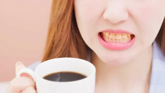 mace da kofin gahawa ta bude hakoranta