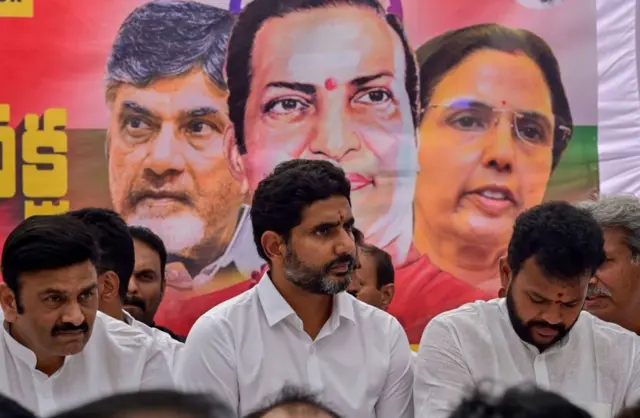 চন্দ্রবাবু নাইডুর ছেলে নারা লোকেশ (মাঝে) এবারে দলের প্রচারে নেতৃত্ব দিচ্ছেন