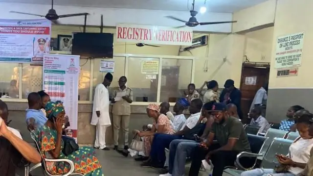 Ndị bịara ịgbara akwụkwọ njirimara onye nke ha n'ụlọọrụ 'Nigeria Passport Office' Ikeja