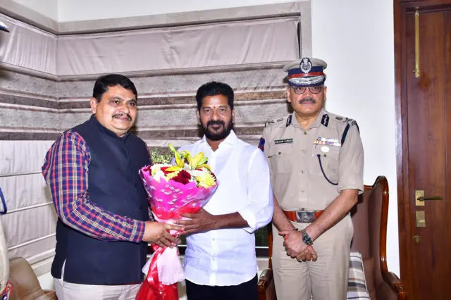 రేవంత్ రెడ్డితో సీనియర్ ఐపీఎస్ అధికారి మహేష్ భగవత్