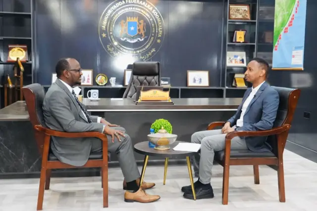 Wariyaha BBC Muqdisho Ibraahim Maxamed Aadan oo wareysi ka qaadaya Wasiirka Batroolka Soomaaliya, Daahir Shire Maxamed