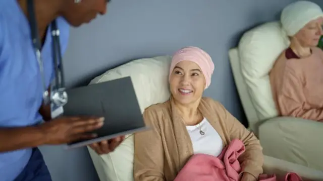 ਕੈਂਸਰ ਪੀੜਤ ਮਹਿਲਾ ਨਾਲ ਗੱਲ ਕਰਦੀ ਨਰਸ(ਸੰਕੇੇਤਕ ਤਸਵੀਰ)