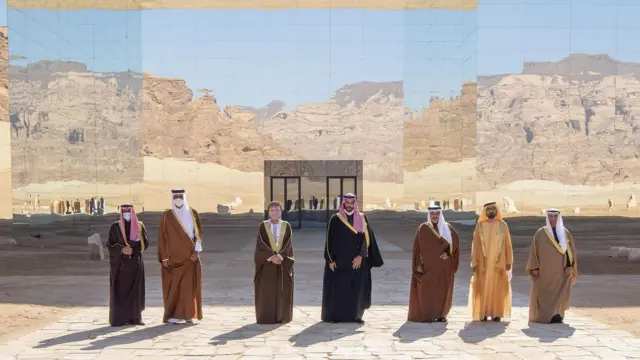 صورة تجمع قادة دول مجلس التعاون الخليجي واقفين إلى جانب بعضهم خلال قمة خليجية عُقدت في العُلا شمال غرب السعودية.