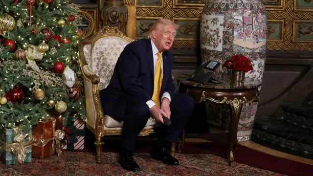 Дональд Трамп приймає дзвінки біля ялинки і величезної вази