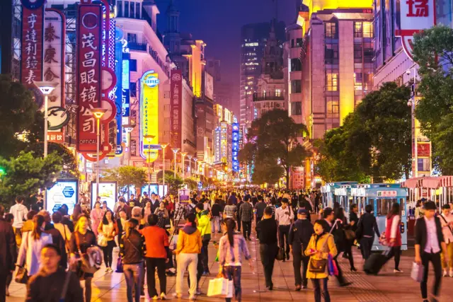 توسعه اقتصادی یکی از اصلی‌ترین اولویت‌های حکومت چین است و بسیاری از سیاست‌ها در راستای تقویت همین مسیر تعریف می‌شوند