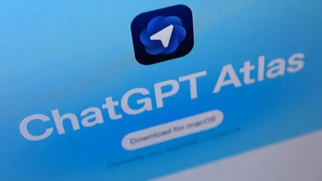 يتميز تشات جي بي تي أطلس بأيقونة بيضاء تشبه المؤشر موضوعة على خلفية زرقاء مع نسخة من شعار أوبن أيه آي
