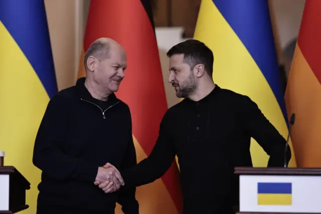 Олаф Шольц і Володимир Зеленський під час пресконференції після зустрічі двох лідерів у Києві 