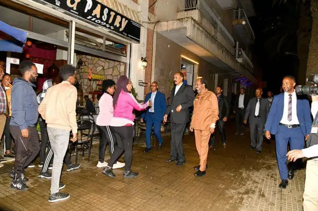 ኢሳይያስ ኣፍወርቂን ጋሻኡ ሓሰን ሸኽ ሳልሕን ኣብ ጎደናታት ኣስመራ ብእግሮም እናዞሩ