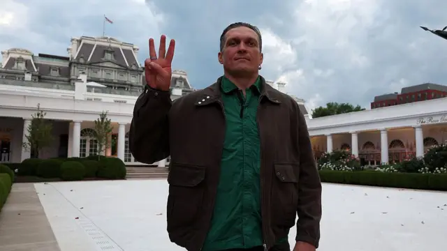 Олександр Усик позує в Рожевому саду Білого дому під час події UFC Freedom 250 14 червня 2026 року
