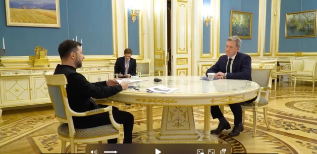 Зеленский и Дрисколл сидят за большим круглым столом