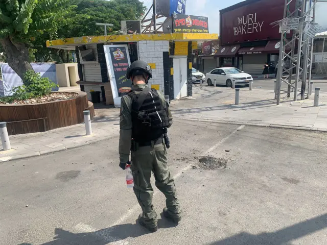 آثار عملیات حماس در شهر سدروت، در جنوب اسرائیل در نزدیکی مرز غزه، دیده می‌شود