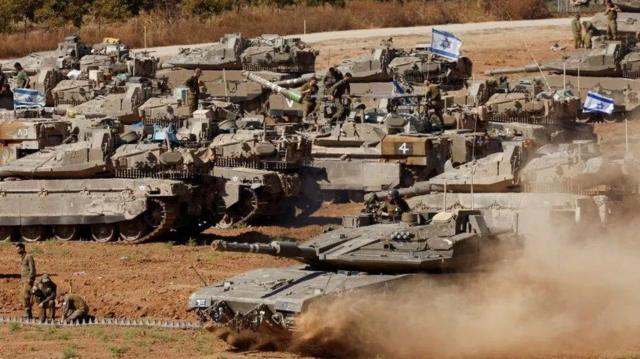 Tanques de Israel em zona de guerra