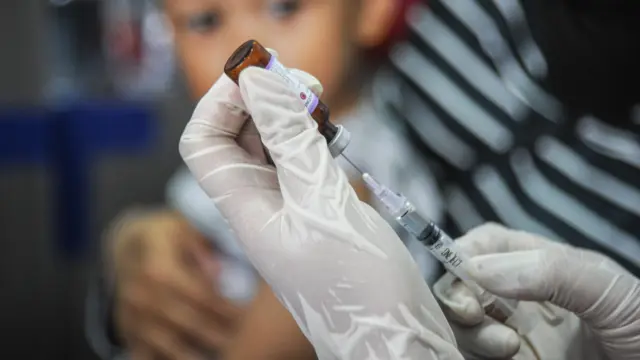 Tenaga kesehatan bersiap untuk menyuntikan vaksin