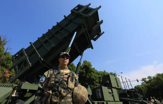 ЗРК Patriot в Румынии, на переднем плане военнослужащий в темных очках